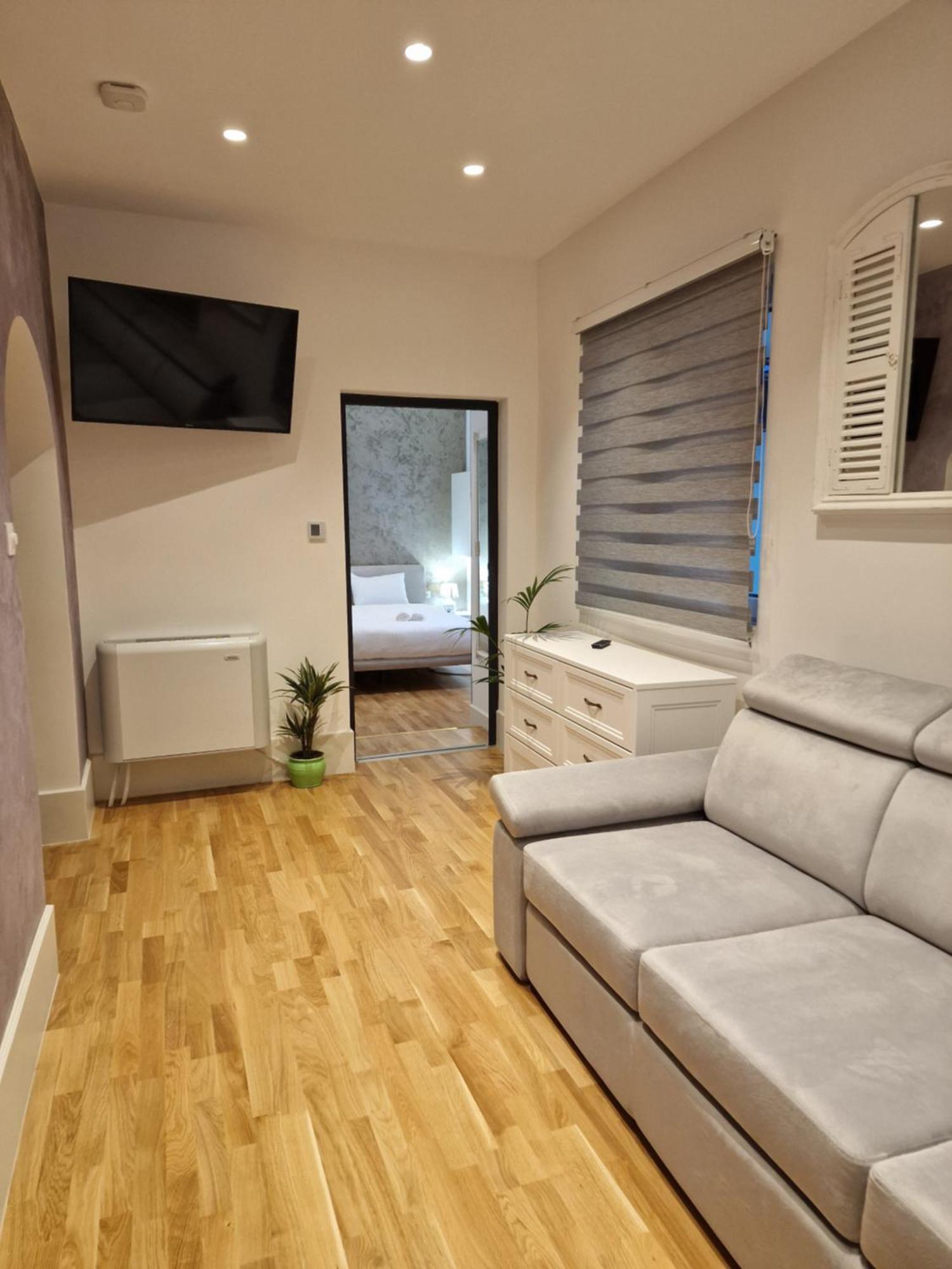 Appartamento Rokebea Luxury Braşov Esterno foto